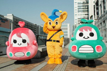 東京湾岸署主催の交通安全イベントにて左からむじこりん・ピーポくん・むじころう