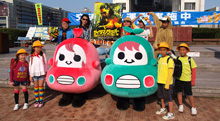 ラッパー役「サイタマノラッパー」出演者、小学生と『むじころう』『むじこりん』 ラッパー役「サイタマノラッパー」出演者、小学生と『むじころう』『むじこりん』