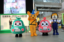 左から『むじころう』、ピーポくん、『むじこりん』、てんけんくん 左から『むじころう』、ピーポくん、『むじこりん』、てんけんくん