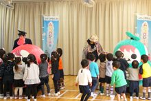子どもたちと遊ぶ『むじころう』『むじこりん』 子どもたちと遊ぶ『むじころう』『むじこりん』