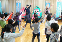 子どもたちと一緒に踊りました! 子どもたちと一緒に踊りました!