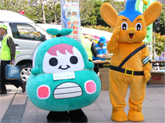 ピーポくんと『むじころう』の様子 ピーポくんと『むじころう』の様子