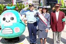 1日署長のおかもとまりさんと記念撮影 1日署長のおかもとまりさんと記念撮影
